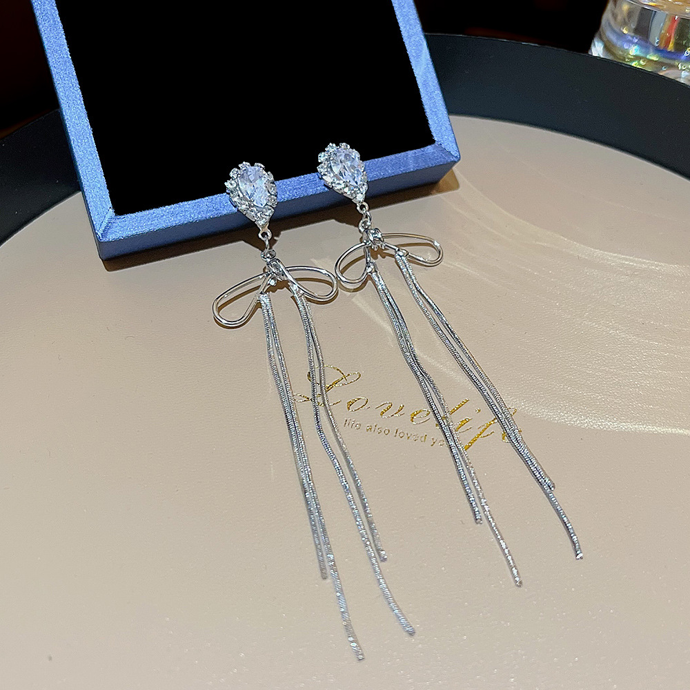 The new 2025 trendy European and American style teardrop bow tassel earrings exude a sense of sophistication and fashion Application Scenario