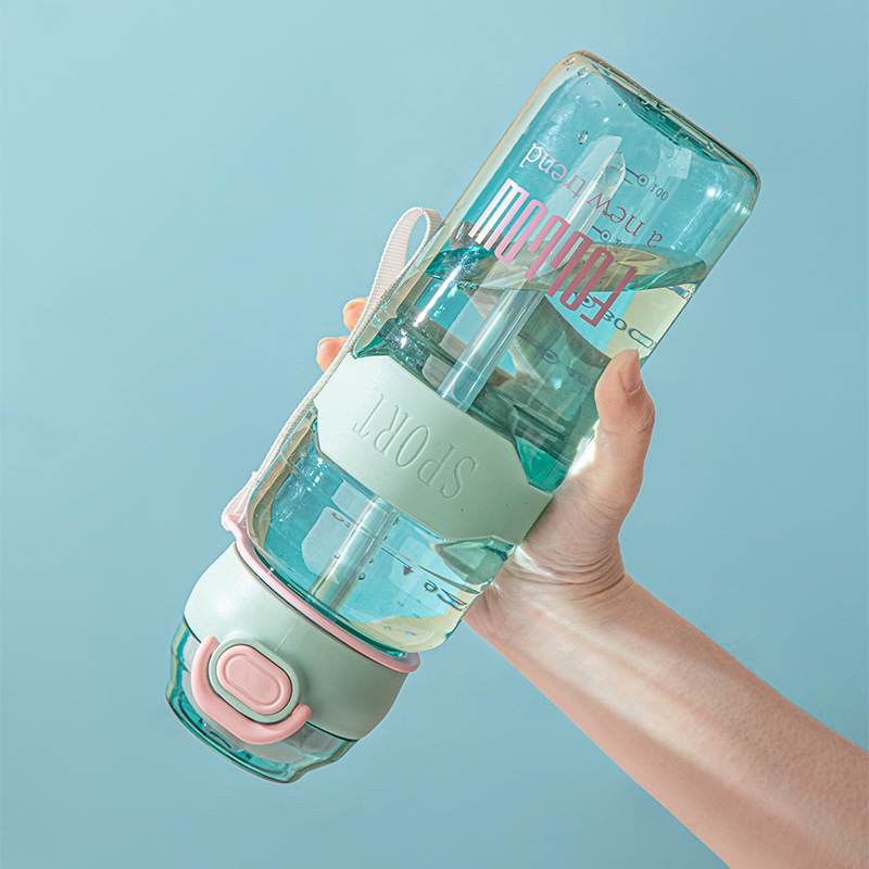 This large-capacity plastic space cup with a lid and a straw for direct drinking in summer is portable and heat-resistant for men and women's outdoor sports Application Scenario