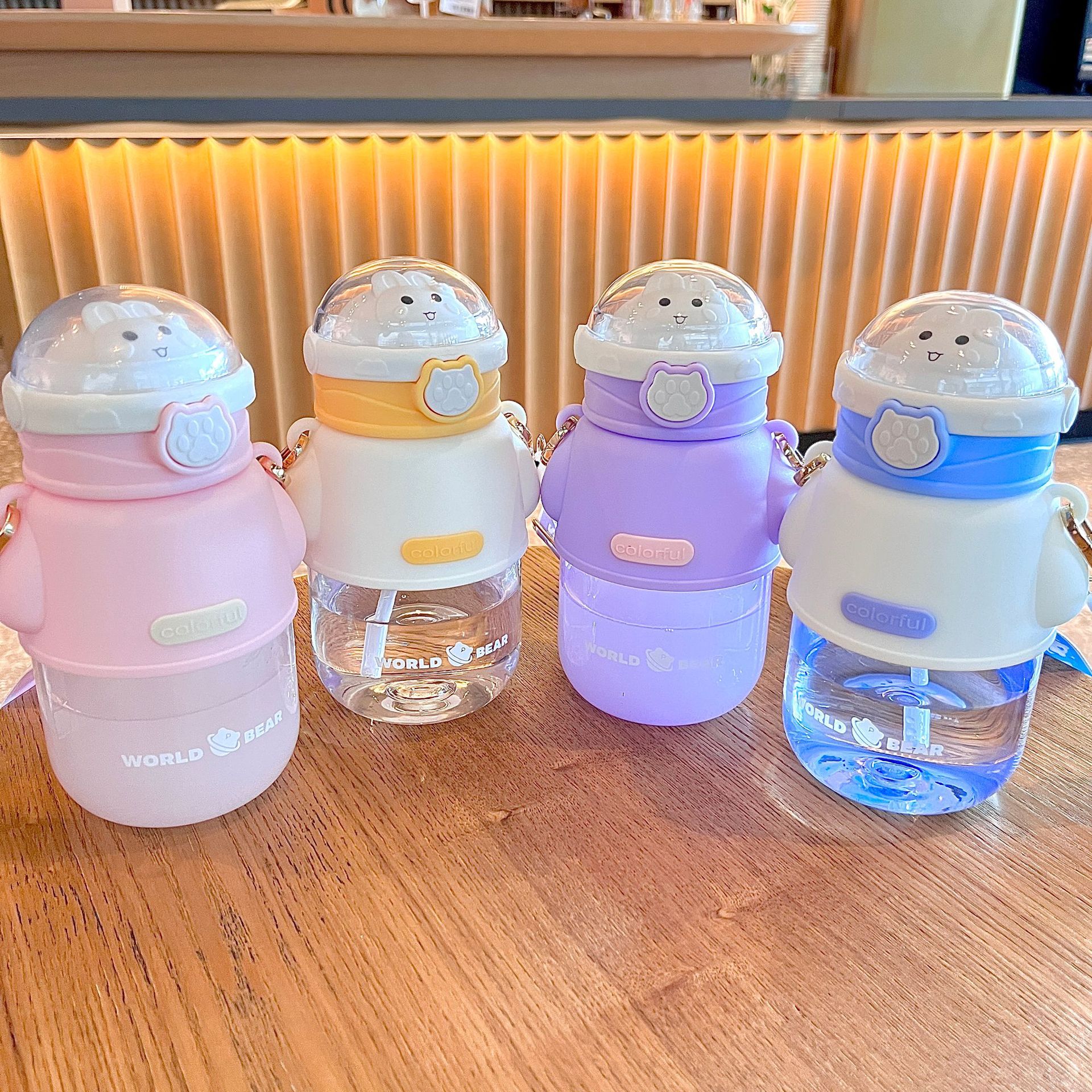 Portable large-capacity plastic cup, high appearance level student sports water cup, astronaut bear children's straw cup, shoulder strap, hand-carry Specification drawing