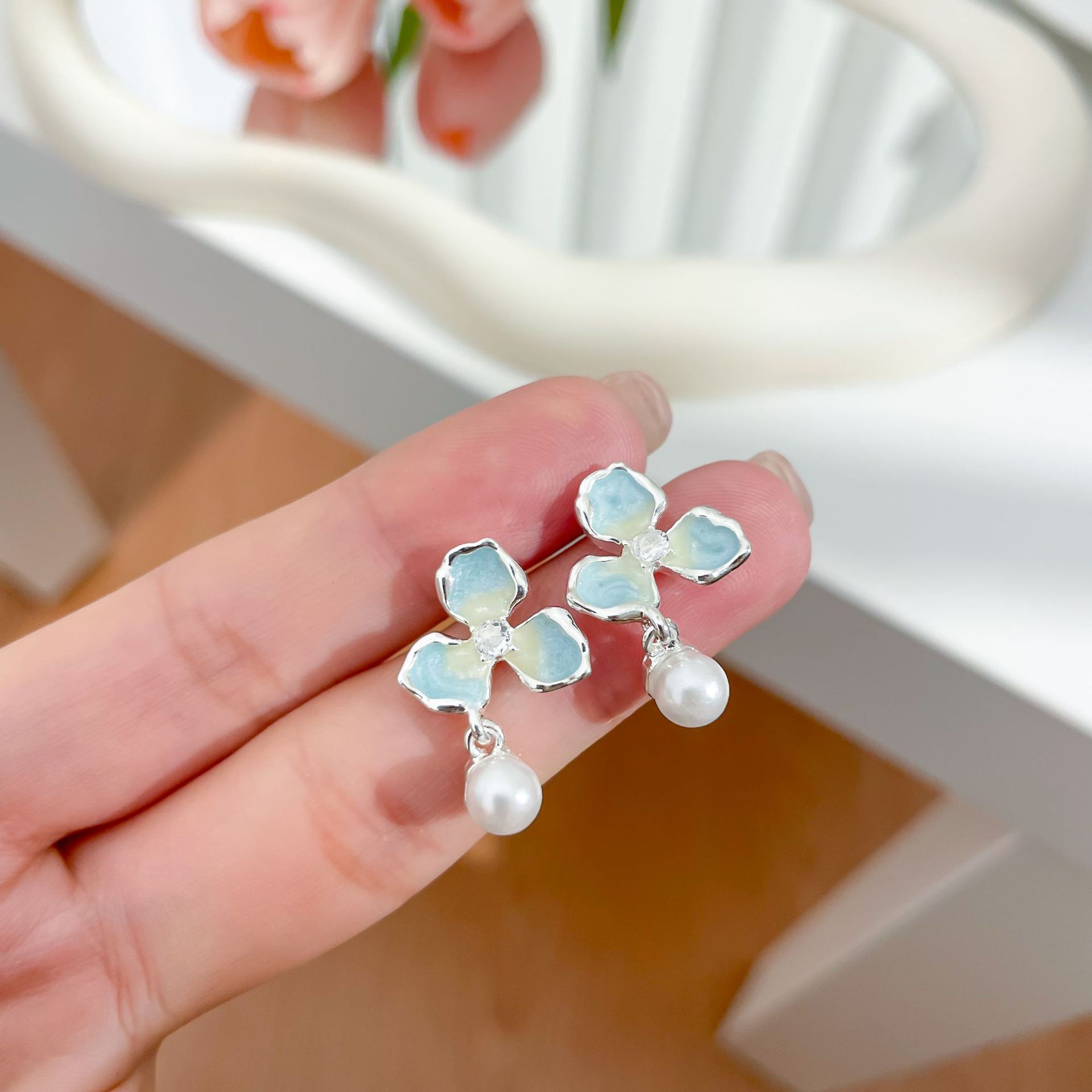 Original design, light luxury, gradient floral stud earrings, enamel tassels, new summer versatile earrings, sweet earrings details Picture