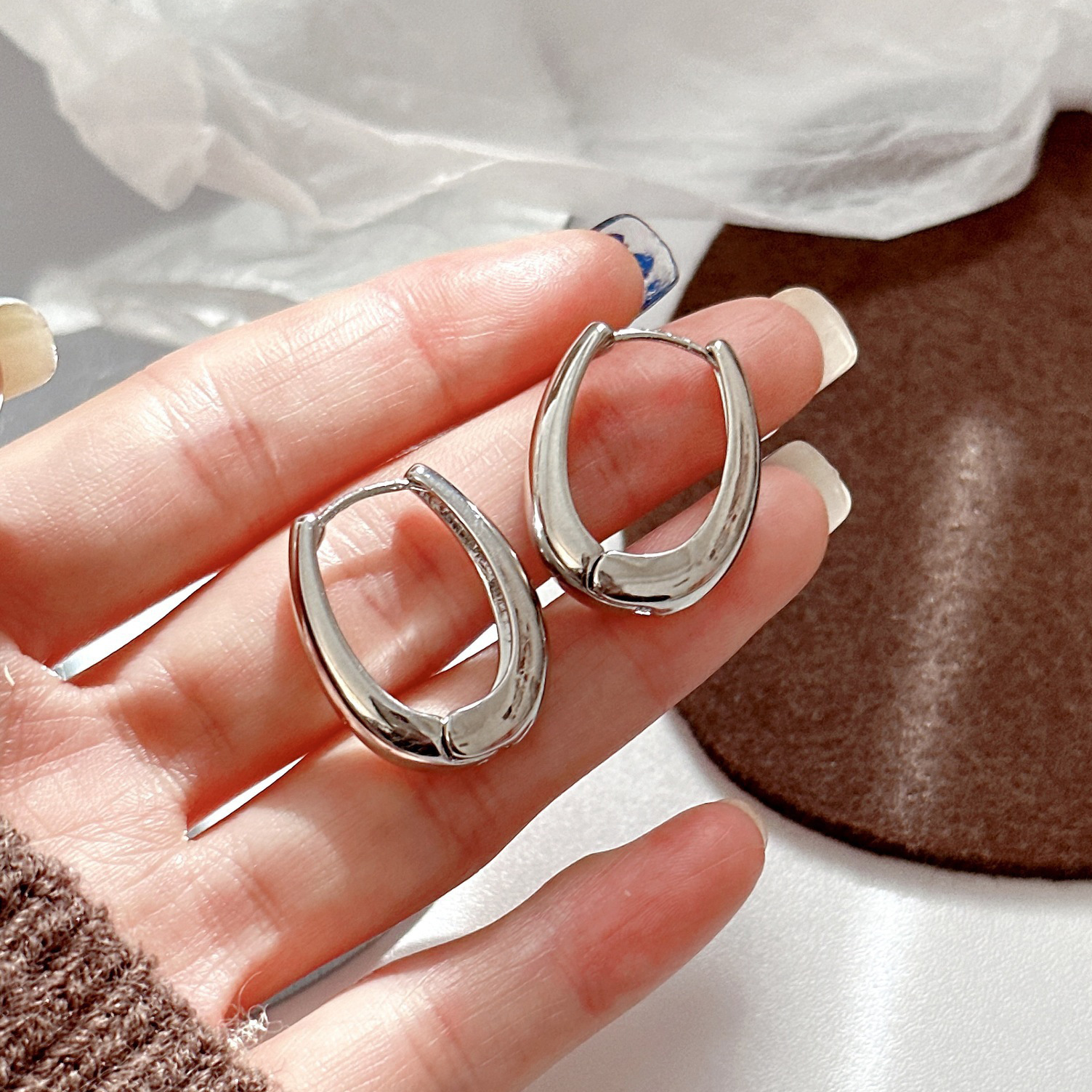The new minimalist geometric oval earrings exude a sense of sophistication and elegance. The stud earrings for women are simple and versatile, and the new trendy ear rings are stylish details Picture