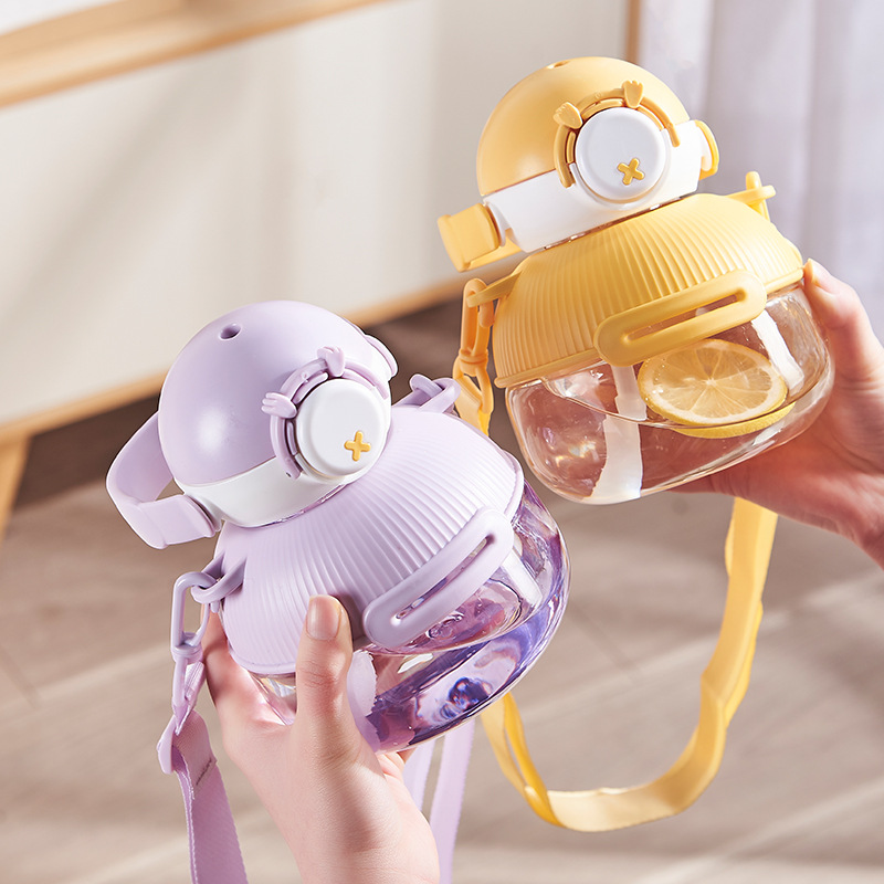 The new duck-bottom children's water cup is cute and comes with a straw. It is a leak-proof hand-held space cup and an outdoor portable cup Specification drawing