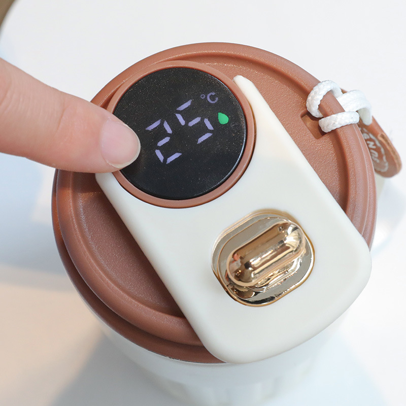 High-appearation-level smart temperature-displaying coffee cup that won't break when dropped, large-capacity water insulated cup, student water cup, car and outdoor cup Application Scenario