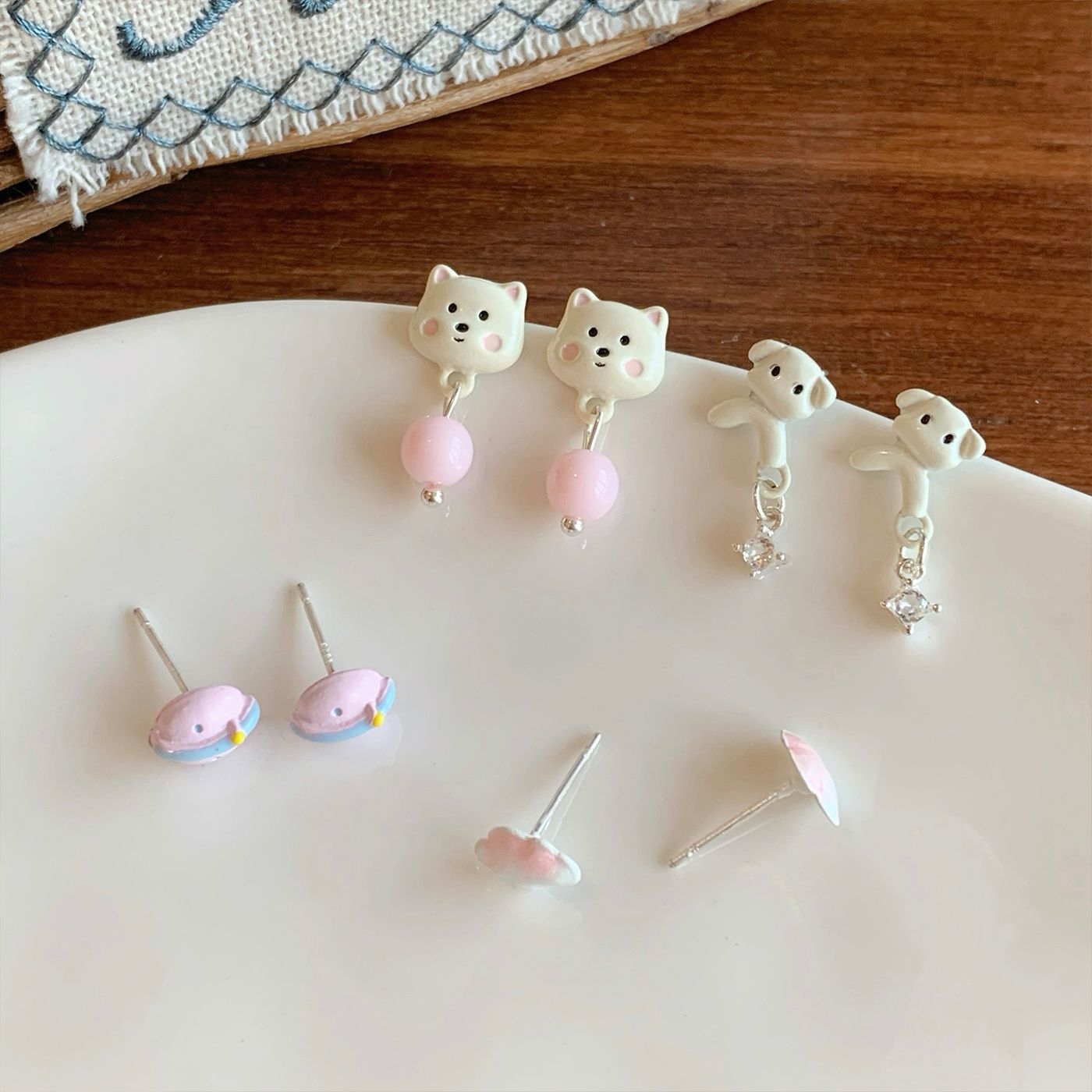 Summer, fresh and childlike, cute puppy earrings, tassels, silver needles, sweet and fun, heart-shaped, exquisite student earrings Application Scenario