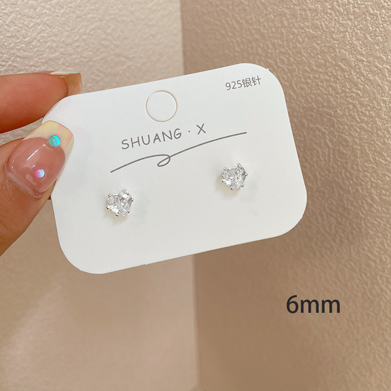 The heart-shaped zircon ear stud for nourishing ear holes doesn't need to be removed when sleeping. The small and exquisite ear stud is a light luxury, high-end and versatile ear accessory Application Scenario