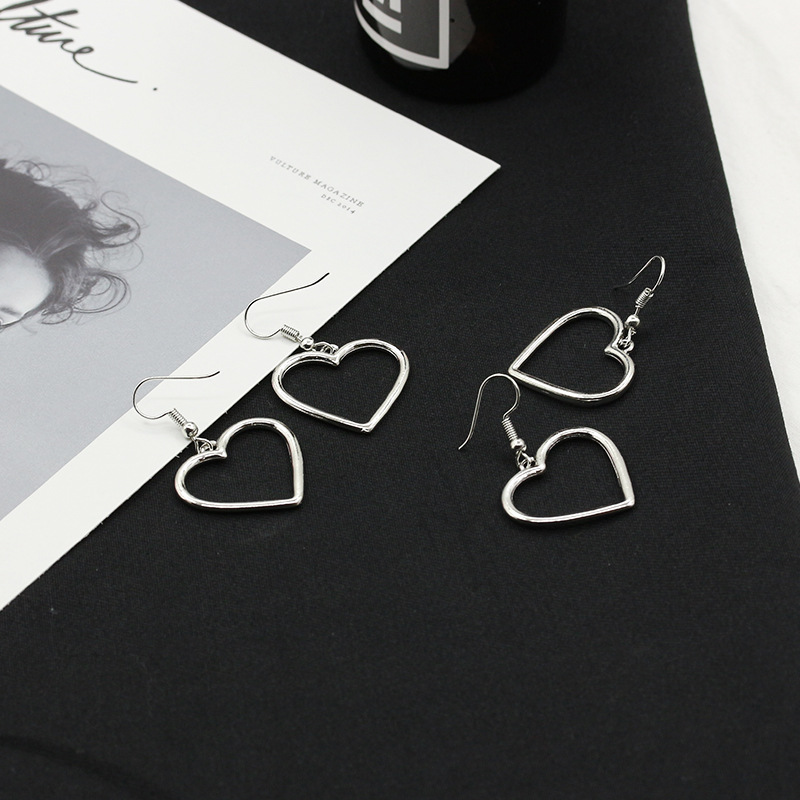 Wholesale and consignment delivery of Japanese-style fresh earrings, Harajuku hollowed-out heart-shaped earrings, soft girl earrings, and women's stud earrings full figure