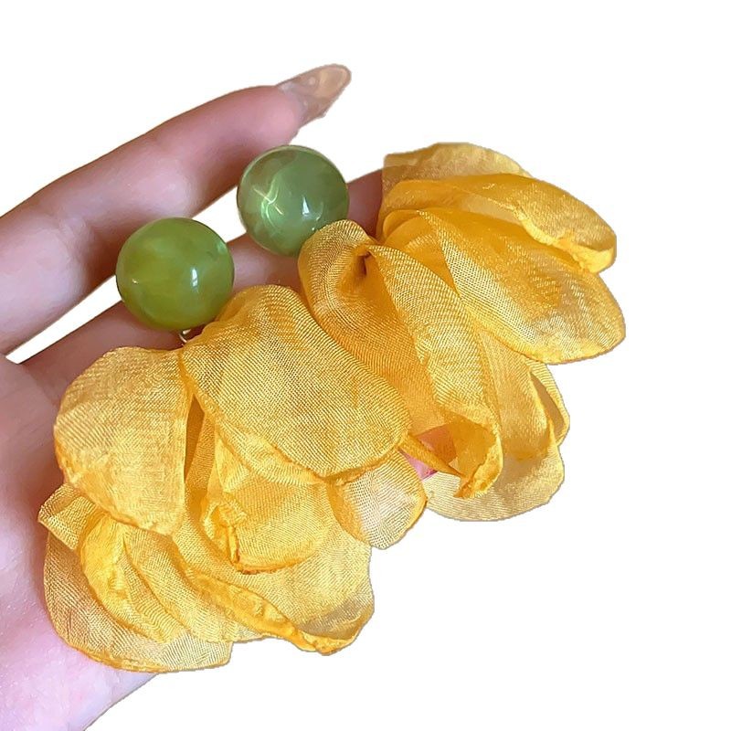 The super fairy-like French chiffon petal earrings exude a sense of sophistication for women, with a niche design sense. The stud earrings are elegant and have a vacation style Item Picture