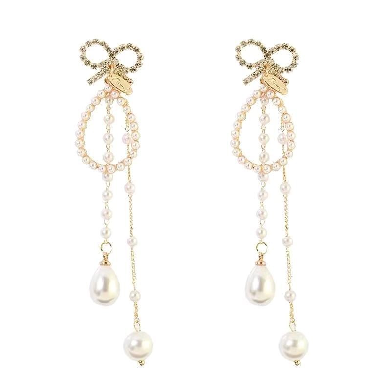 The long tassel pearl earrings are a niche design with a high-end and light luxury style. The stud earrings exude a feminine charm and are exaggerated Application Scenario
