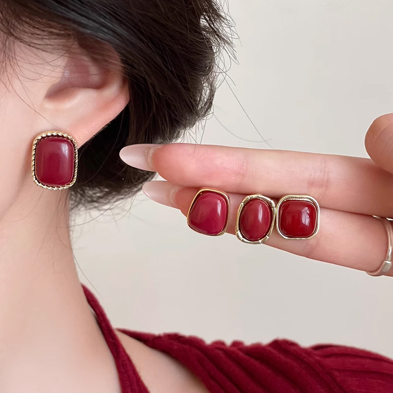 Retro Encore red geometric square glazed stud earrings for women, a niche design with a high-end feel, New Year autumn and winter earrings full figure