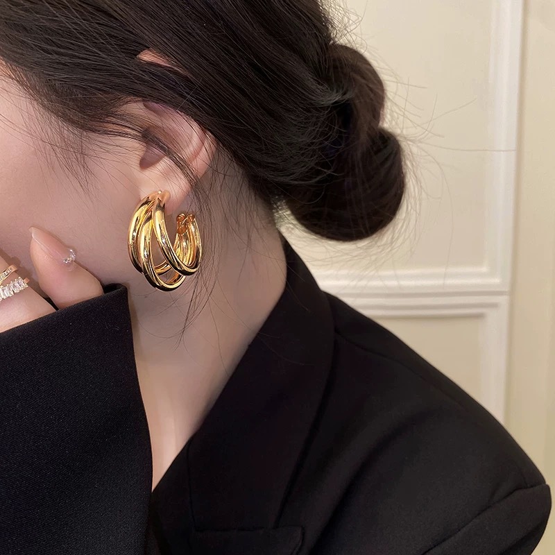 Golden earrings for women, 2025 New bestseller, retro Hong Kong style, high-end and elegant, niche design metal earrings details Picture