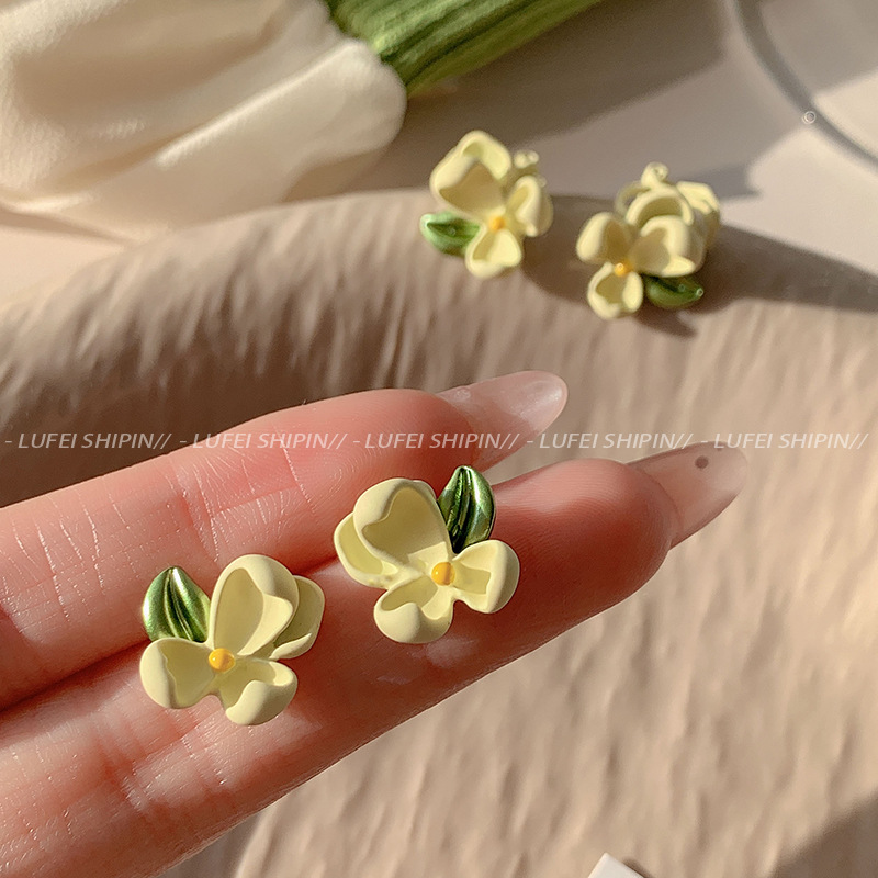 Cute creamy-yellow gardenia stud earrings for women on Instagram, Korean Internet celebrity earrings, niche design sense, simple ear clips and earrings full figure