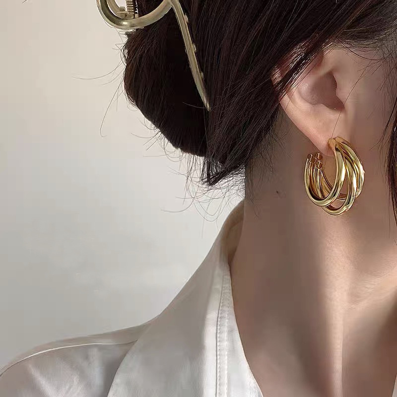 High-end metal earrings for women, a new bestseller in 2025, with a niche design sense and a light luxury circular style Application Scenario