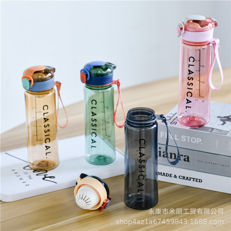 The new Korean version of the bouncy plastic cup is a cute and fashionable water cup with a large capacity for children's outdoor sports, a strappy lock lid Application Scenario