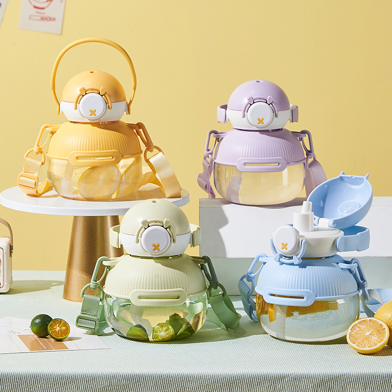 The new duck-bottom children's water cup is cute and comes with a straw. It is a leak-proof hand-held space cup and an outdoor portable cup full figure