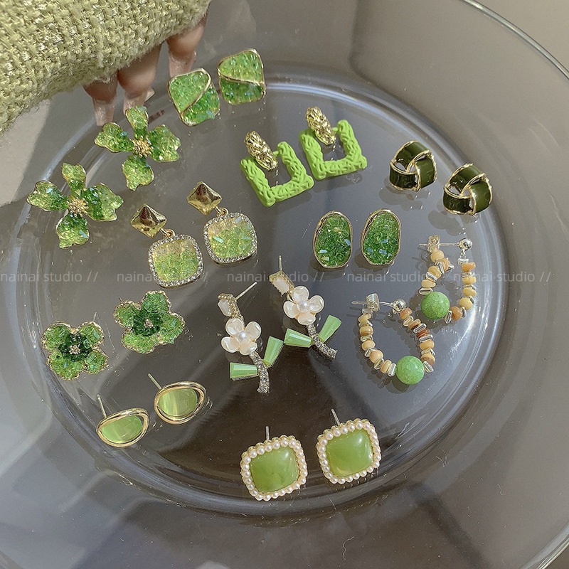 Fresh and clean green stud earrings, a unique and high-end forest-themed crystal earrings, new spring earrings for 2025 details Picture