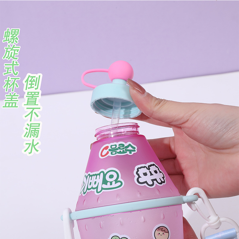 The manufacturer customizes high-quality, cute, lightweight plastic water cups with straws and crossbody straps, as well as Korean-style mini milk cups details Picture
