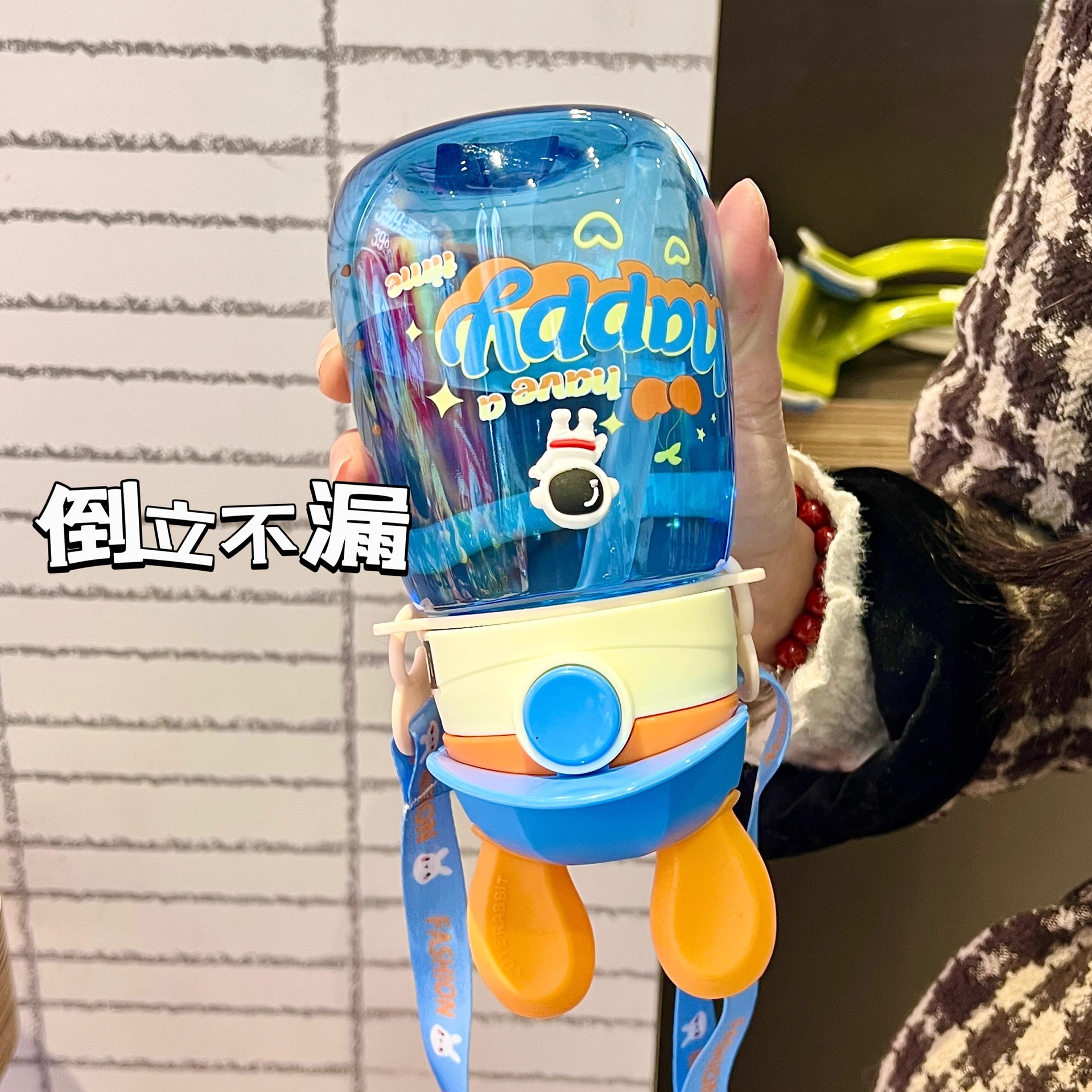 New cute children's water cup, kindergarten with straw, slanted span leak-proof cup, super cute and compact portable water bottle for students Application Scenario