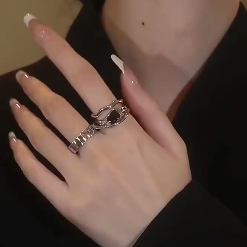 A new, fashionable and individual ring with a unique design for women, featuring a light luxury layering style, exudes a sense of high-end trendiness and a cool personality full figure