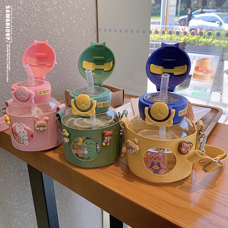 A cute girl's water cup with a straw, high appearance level, large-belted cup, children, students, Internet celebrity, large-capacity plastic slanted span water bottle details Picture