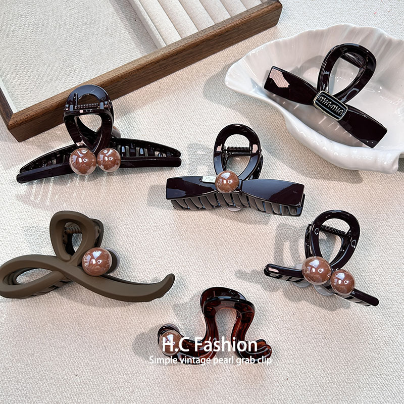 A new Korean-style hair clip for the back of the head, featuring a high-end, niche and light luxury hairpin and a feminine bow shark clip hair accessory full figure
