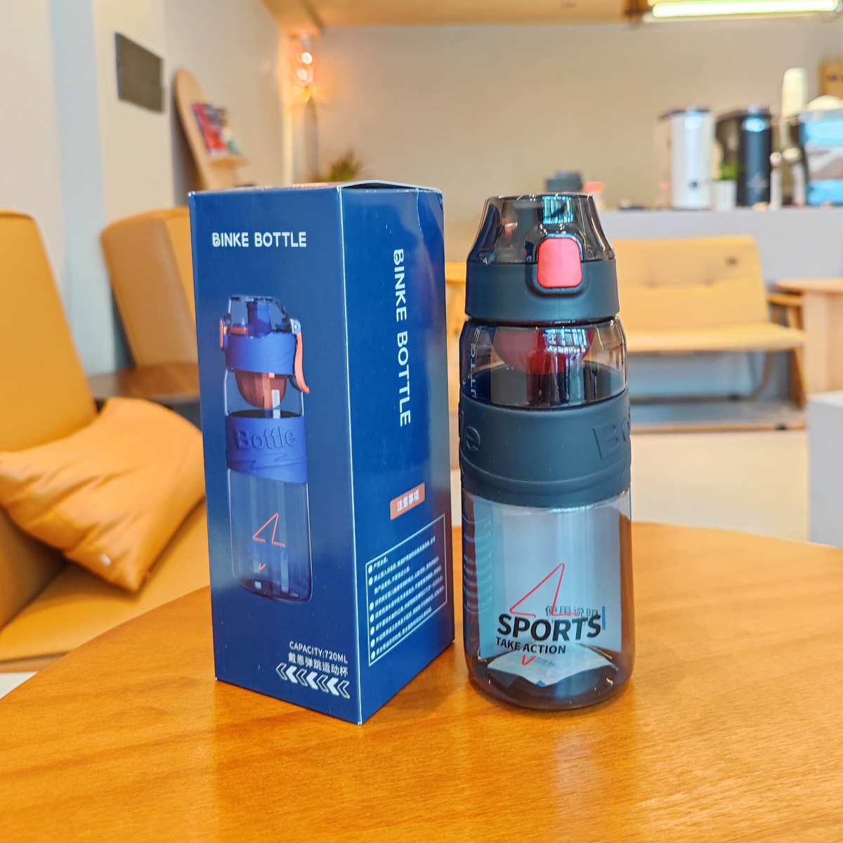 The sports plastic cup is simple and convenient for fitness. You can carry a graduated water cup to make tea. It is a fashionable fitness cup with a pop-up lid for direct drinking and a filter Application Scenario