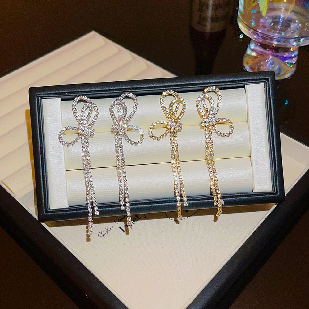 The new Korean-style bow tassel earrings exude a sense of light luxury and sophistication. They are versatile earrings and accessories with a cool and feminine touch full figure