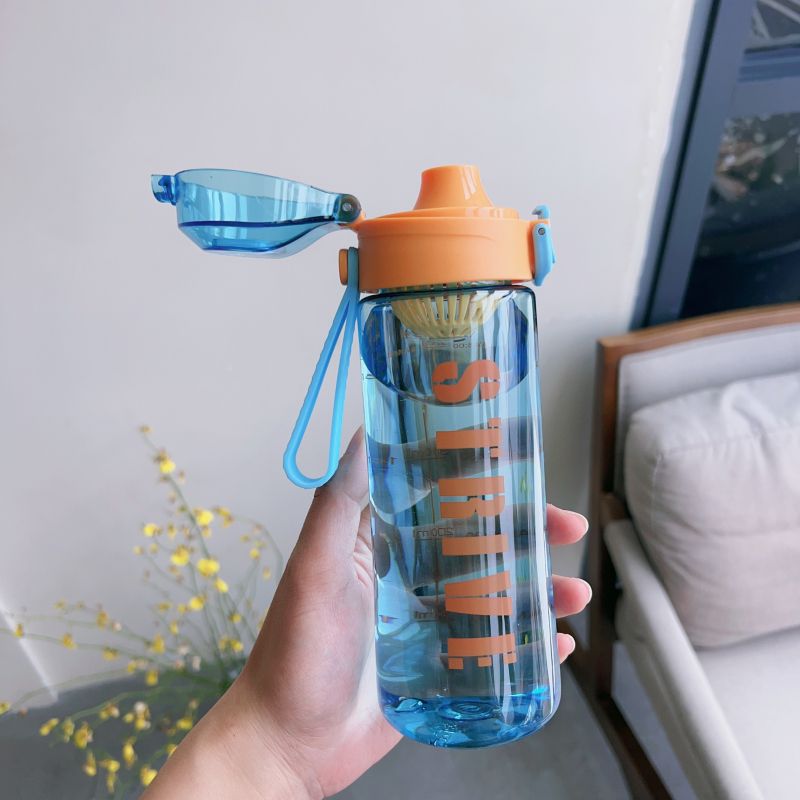 A small and simple plastic portable outdoor sports cup for male and female students with a tea strainer details Picture
