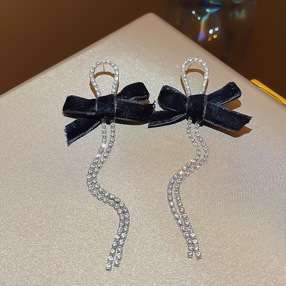 Light luxury and exquisite bow tassel earrings, high-end and elegant autumn and winter, versatile earrings, niche design, stud earrings for women details Picture