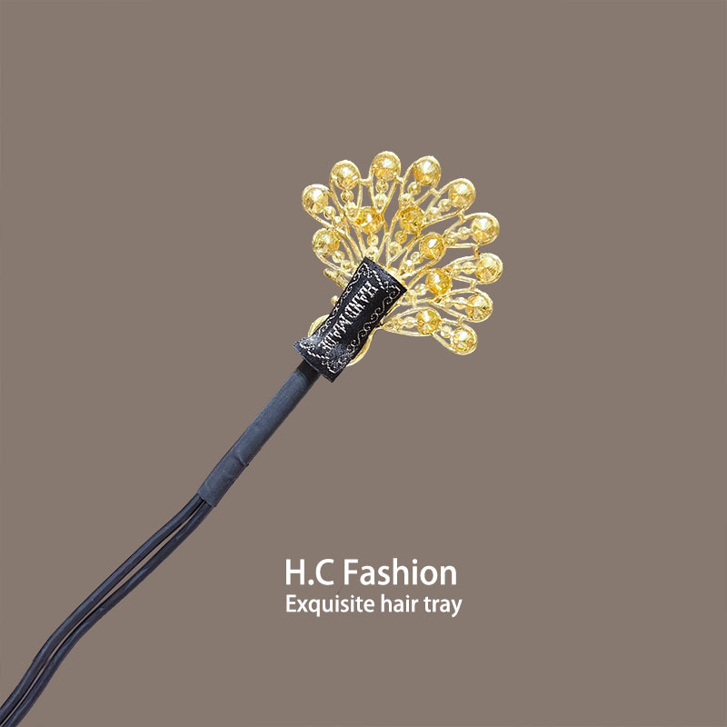Retro peacock hair clips, a flower bud hair bun at the back of a woman's head, a lazy girl's hair clip, a high-end and elegant headwear Application Scenario
