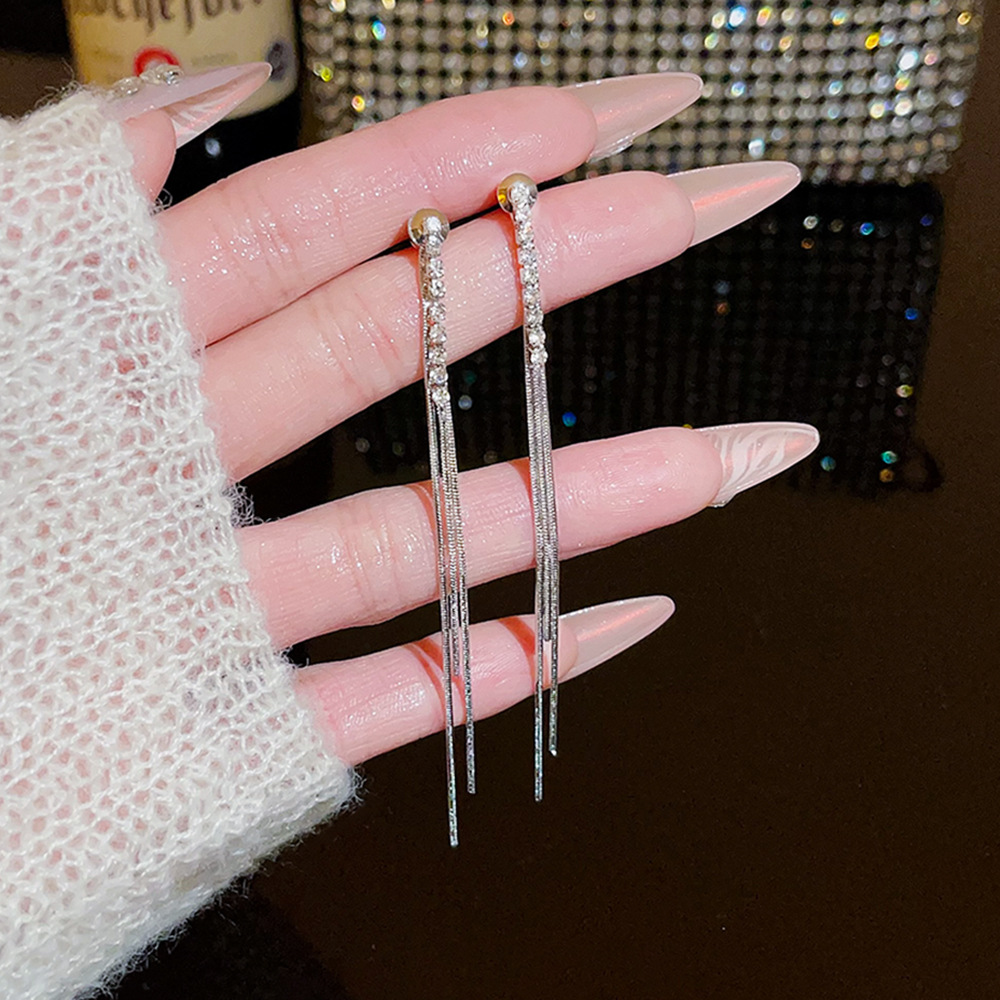 The new Korean-style fringed earrings are a versatile accessory for women. They are exquisite, simple and elegant. The stud earrings feature a niche design Specification drawing