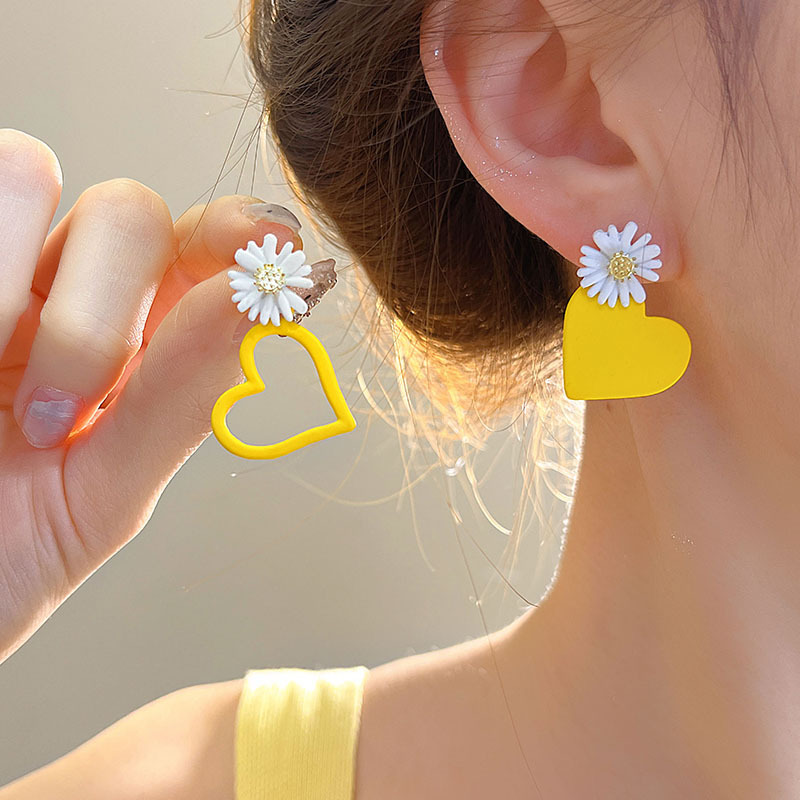 Fresh and light yellow floral stud earrings for women's summer sweet, 2025 new high-end and niche design earrings Specification drawing