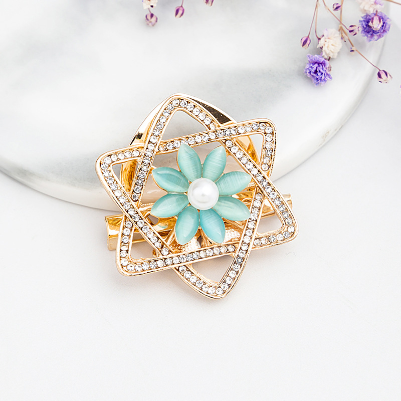 Korean creative crystal flower brooch, dual-purpose hem knot to prevent exposure, silk scarf buckle brooch full figure