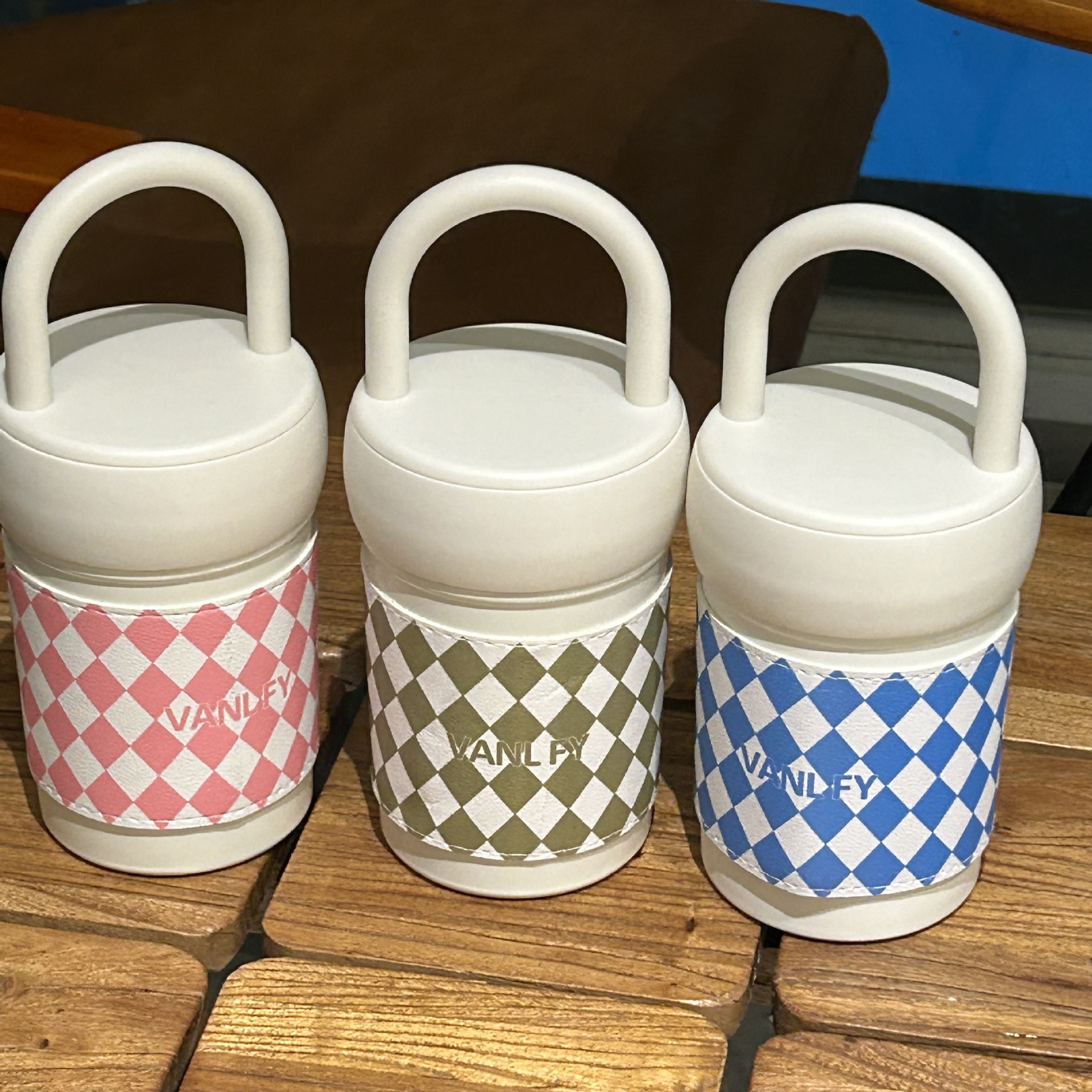 Thermos cup for girls, high appearance level, simple and cute handle cup, 2025 compact and portable new water cup for adults and students Application Scenario