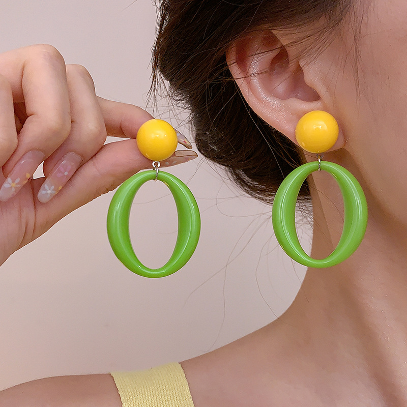 Dopamine retro Hong Kong-style earrings, a new bestseller for women in 2025, autumn stud earrings with a high-end and light luxury style Specification drawing