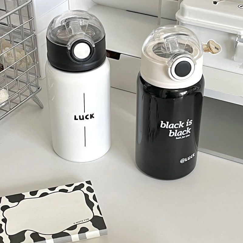 The 2025 new model water cup is simple and portable. It's a popular student and Internet celebrity cup. It has a high appearance level and is a niche plastic cup with a straw full figure