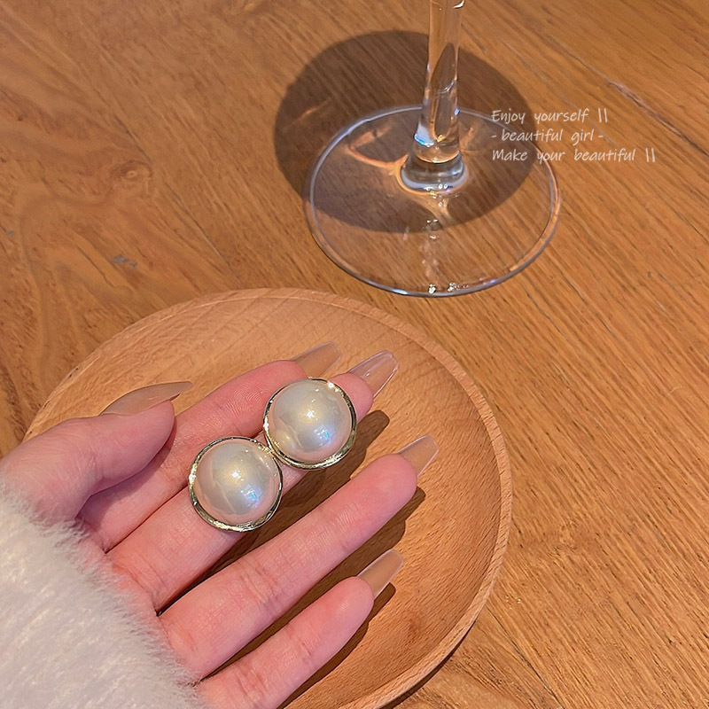 S925 Silver Needle new French retro pearl earrings, women's light luxury high-end design, elegant and versatile stud earrings full figure