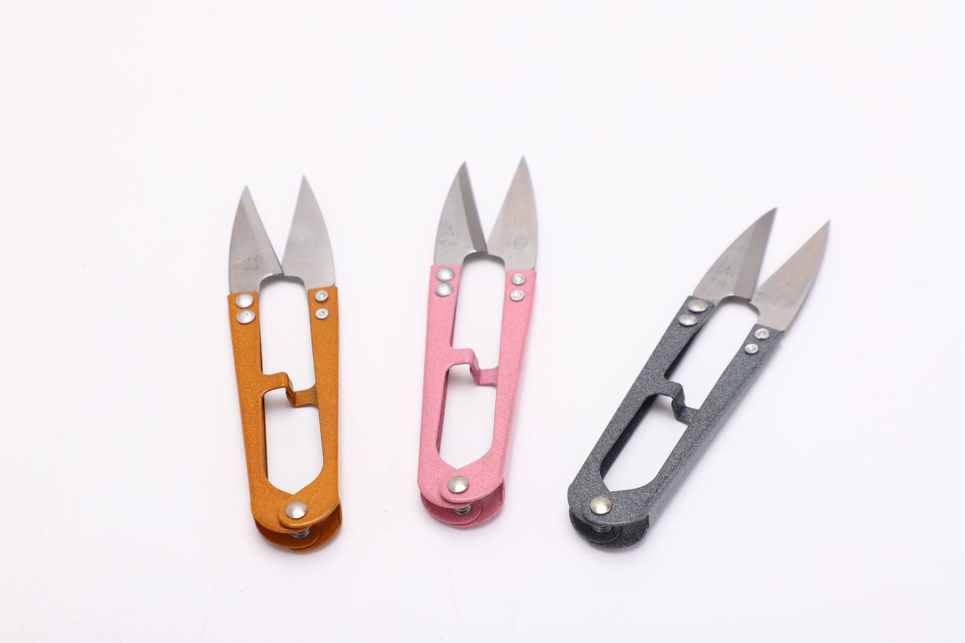 Wholesale of household stainless steel U-shaped shears, spring cross-stitch thread cutters, fishing line sewing scissors, and colored small scissors undefined