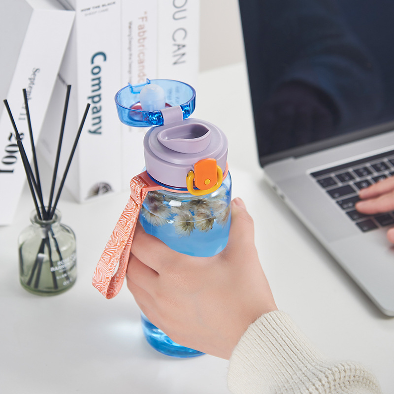 New large-capacity plastic student cup, portable and anti-drop student cup, children's water bottle Application Scenario