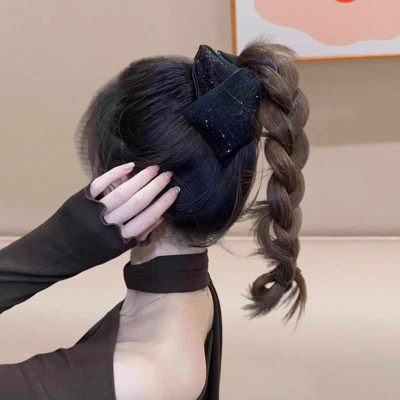 The water diamond checkered claw clip exudes an elegant and refined charm. The high ponytail hair clip gives a high-end female feel. The back of the head is a shark clip headwear Application Scenario