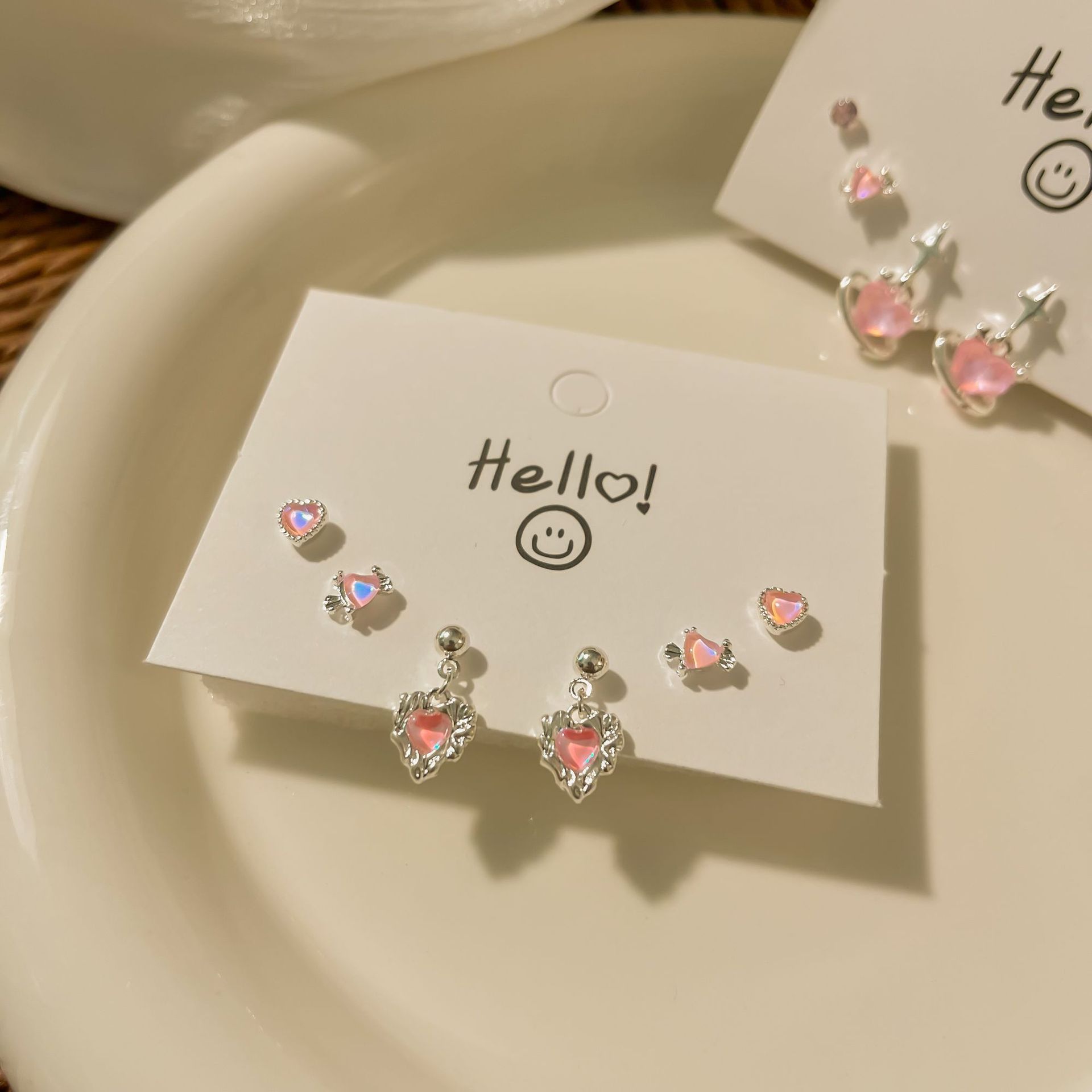 New personalized ear stud set with silver needle and pink rhinocones, super cute and girlish. Wholesale of versatile ear bone stud earrings for students Specification drawing