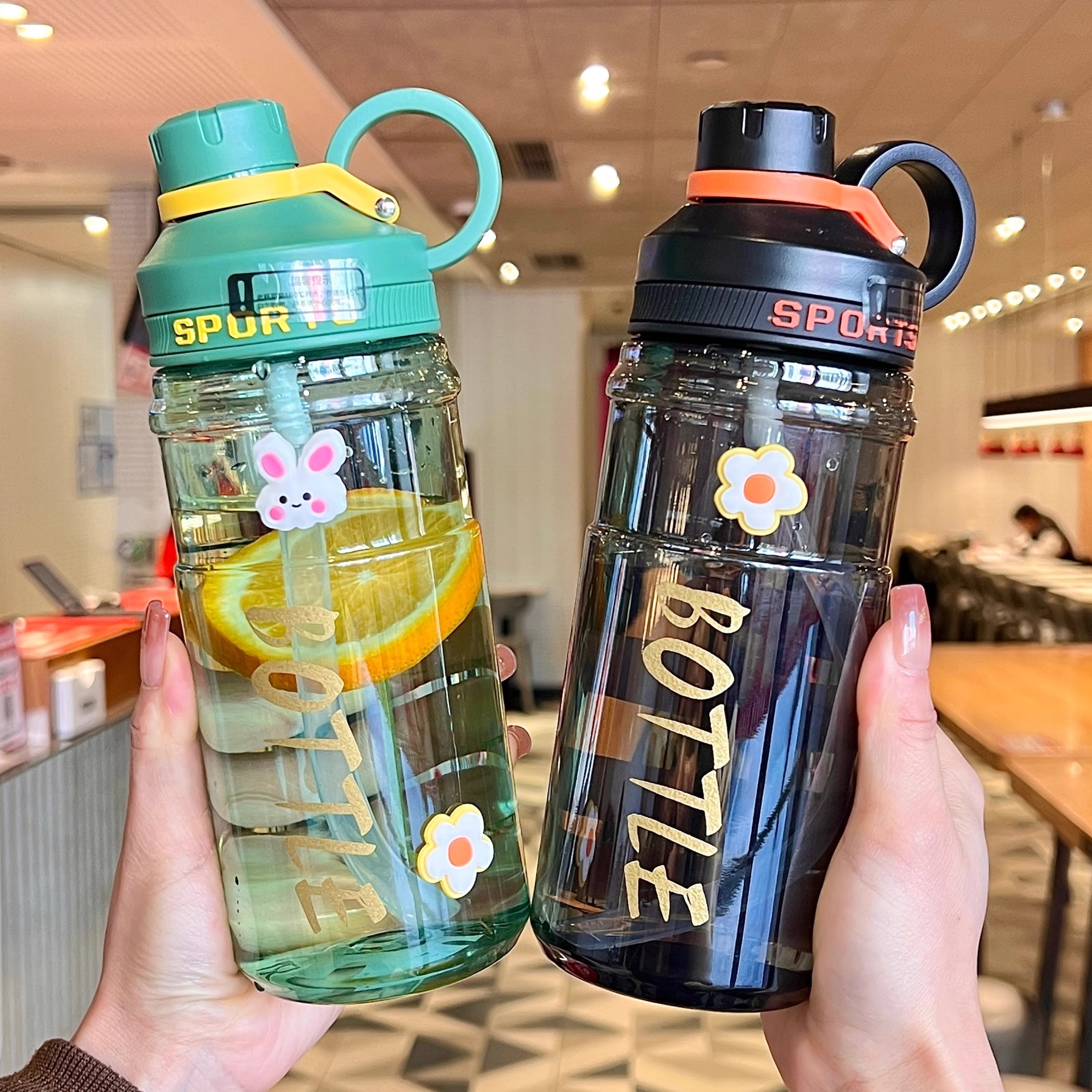 The new summer sports double-drinking straw cup is a simple, portable and trendy water cup. It is a drop-proof and portable cup for both male and female students, suitable for home use full figure