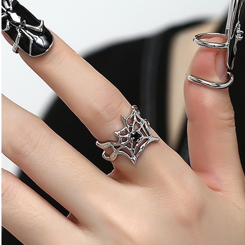 A niche and high-end metallic black spider web neutral opening ring, a sweet and cool girl's personality retro best friend ring full figure