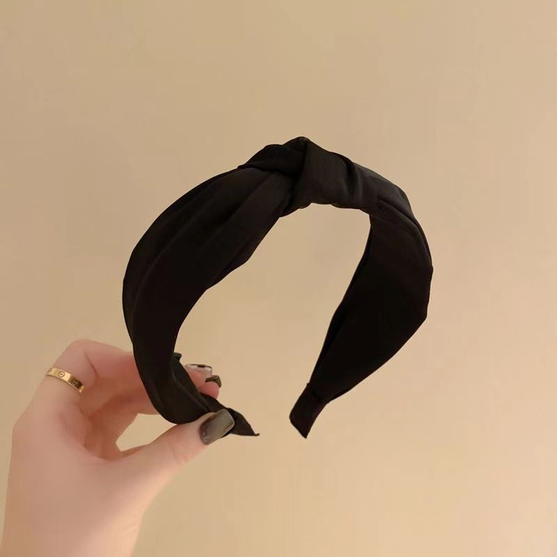 Solid-color wide-brimmed hairband for women, simple and elegant. Silk knot and hair pressing headband. Korean-style milk coffee-colored fabric headband Application Scenario