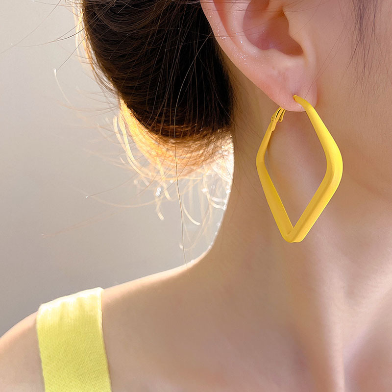 Summer yellow earrings, women's high-end and elegant stud earrings, 2025 new design sense earrings, dopamine colored earrings Application Scenario