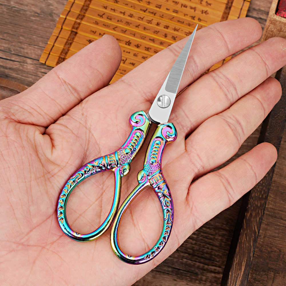 Retro exquisite pointed small scissors, stainless steel household scissors, window decorations, woolen thread embroidery scissors, hand scissors, student office scissors details Picture