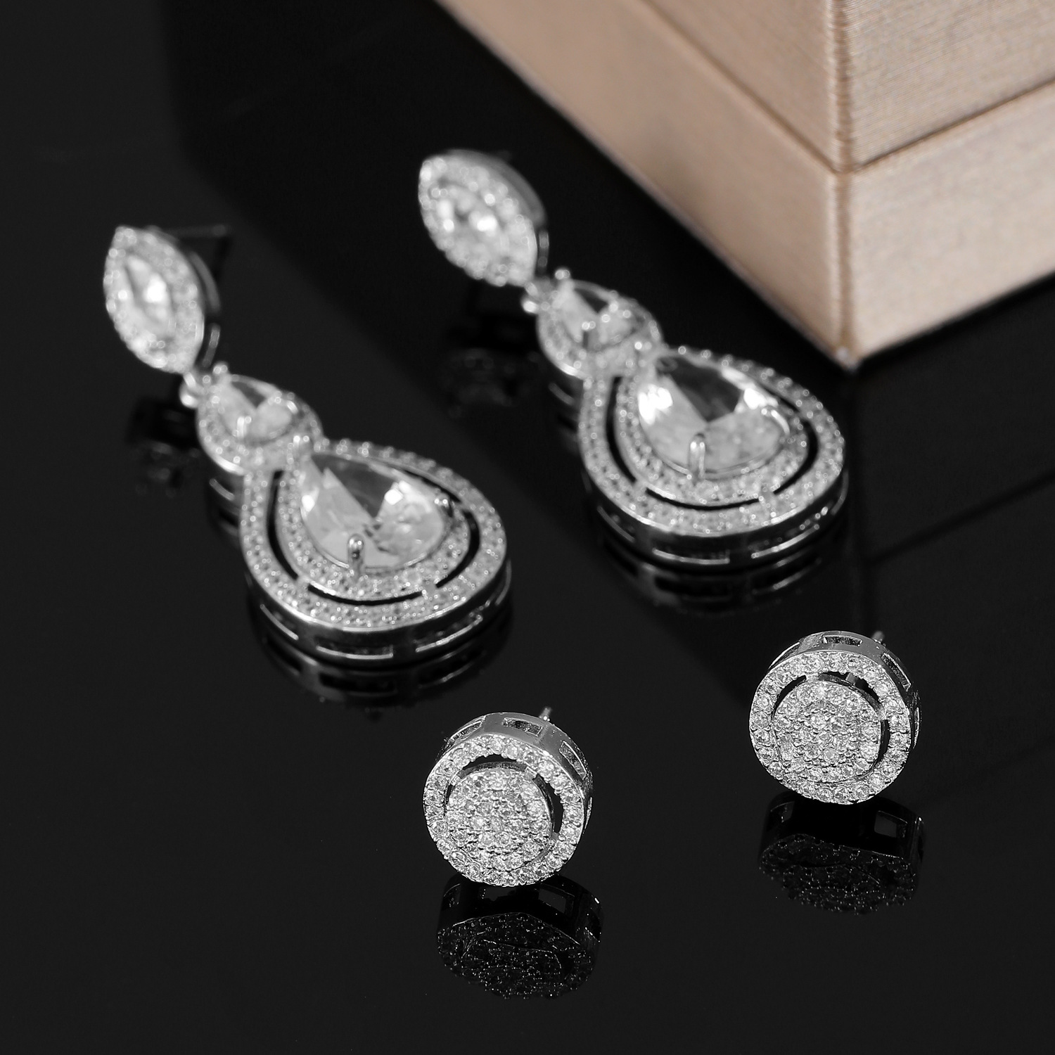 European and American light luxury large zirconia teardrop-shaped earrings, super dazzling, exquisite and high-end, full diamond earrings, evening elegance, stud earrings for women Application Scenario