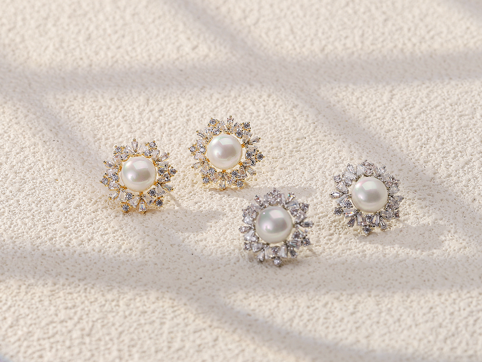 Xuhui brand exquisite and light luxury copper-plated real gold inlaid zircon 925 silver needle snowflake pearl fashionable and elegant stud earrings Item Picture