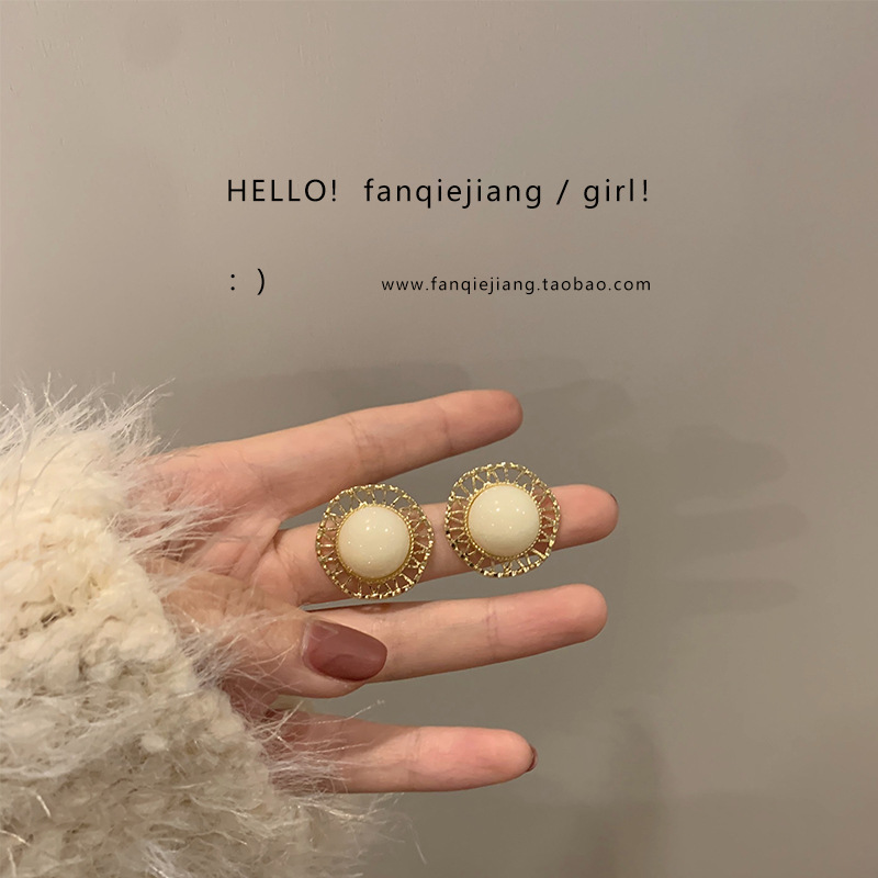 Retro Hong Kong-style chanel-style pearl earrings for women, 2024 new autumn and winter collection, French internet-famous style earrings details Picture