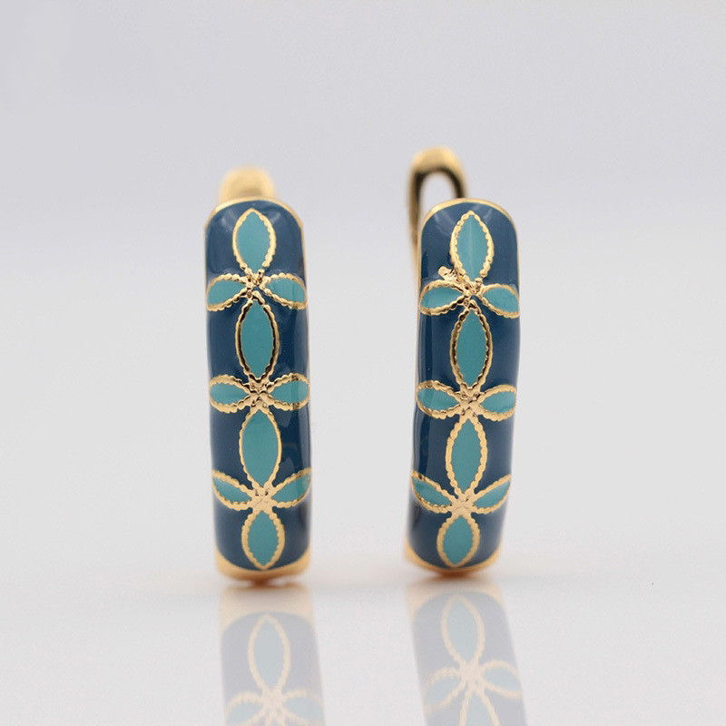 Retro court-style stud earrings with fashionable oil drip technique and blue petal pattern women's earrings are selling well across borders from Europe and America Application Scenario
