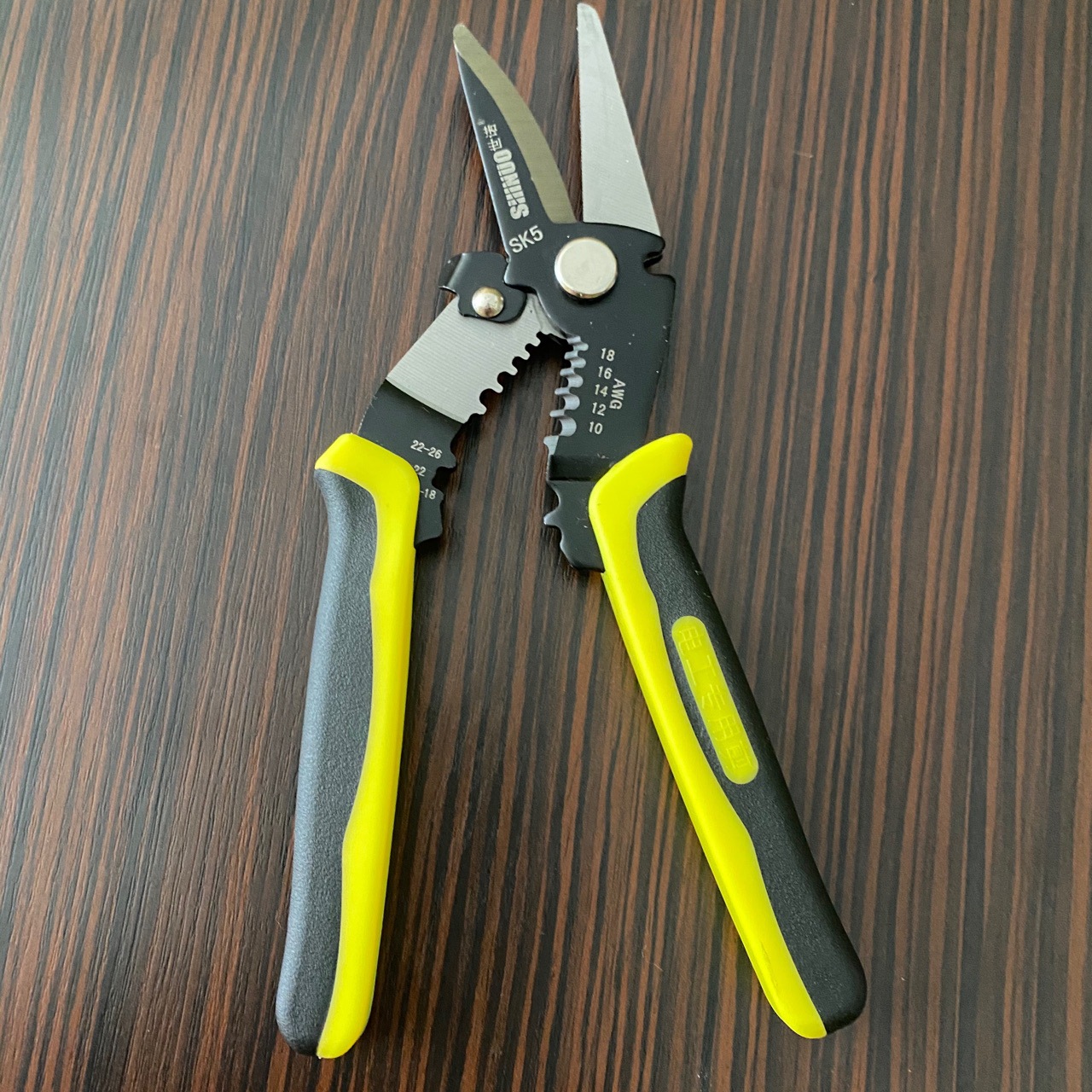 Industrial-grade multi-purpose wire stripping, wire pressing, iron sheet electrician's shears, peeling machines, wire shears, integrated ceiling keel shears, steel wire shears full figure